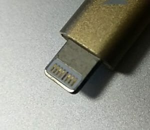 腐食するLightning端子…原因は端子の品質または充電アダプタか？