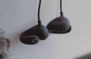 音楽を「ながら」で楽しむイヤホン「ambie sound earcuffs」レビュー