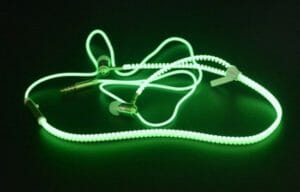 音聞きを自己主張したい。ファスナー式グロー発光イヤホンは3コインで購入可