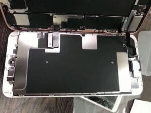 iPhone8、早くも修理用液晶を現地でストック。改変点が少なく在庫も多めか