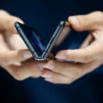 【スマホ】サムスン、折り畳みスマホの新機種を初披露