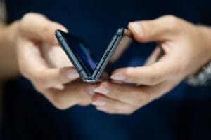 【スマホ】サムスン、折り畳みスマホの新機種を初披露